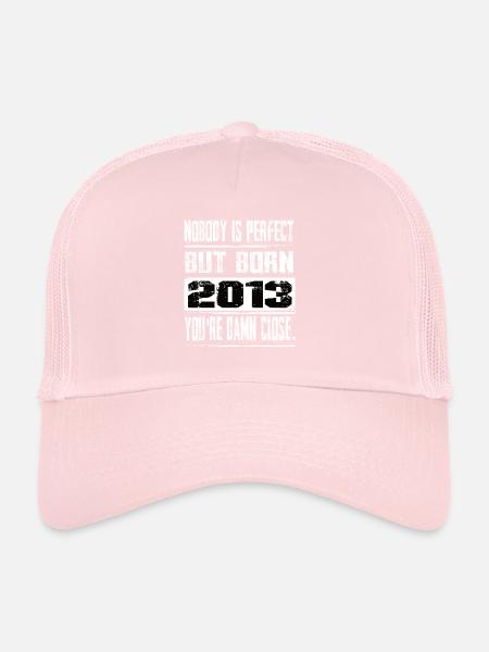 Personne n’est parfait mais né 2013 Anniversaire - Casquette trucker  - rose pâle - Devant