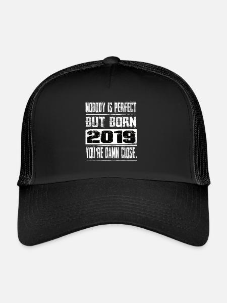 Personne n’est parfait mais né 2019 anniversaire - Casquette trucker  - noir/noir - Devant
