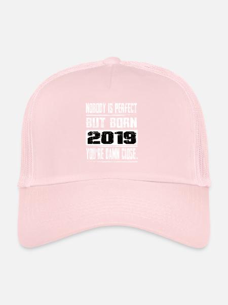 Personne n’est parfait mais né 2019 anniversaire - Casquette trucker  - rose pâle - Devant