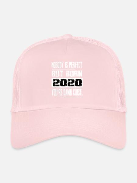 Personne n’est parfait mais né 2020 anniversaire - Casquette trucker  - rose pâle - Devant