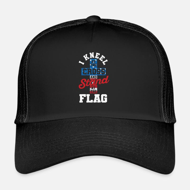 Je m’agenouille devant la croix et me tiens devant le drapeau des États-Unis. Casquette trucker 