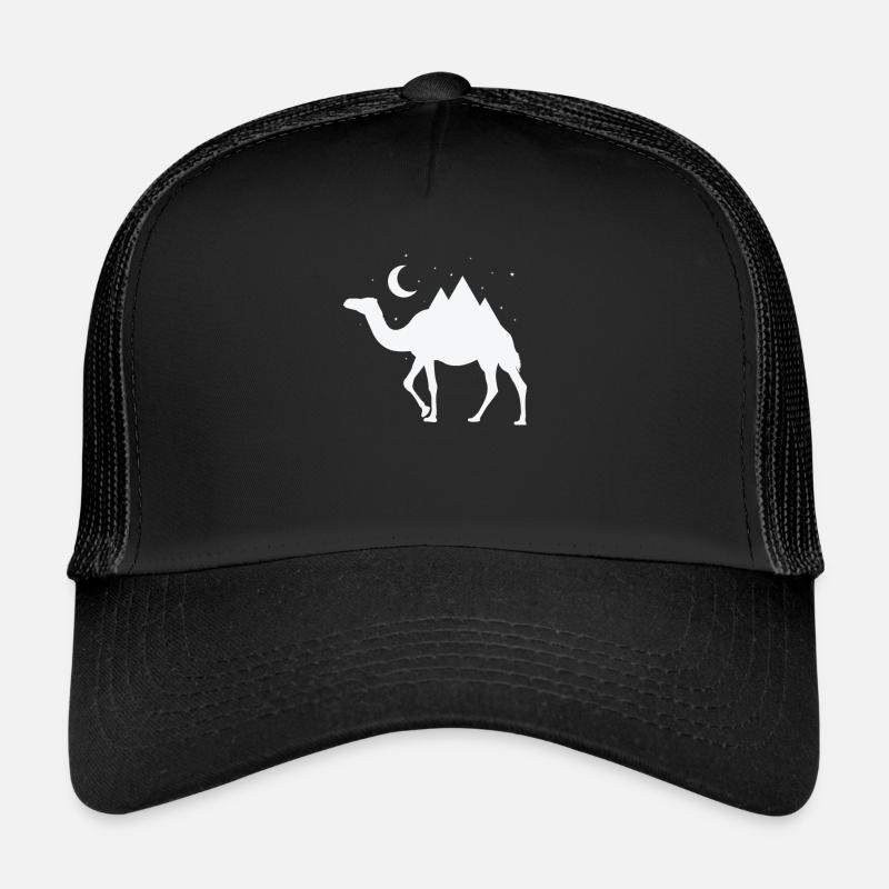 Kamel mit Bergen als Höcker bei Nacht Trucker Cap