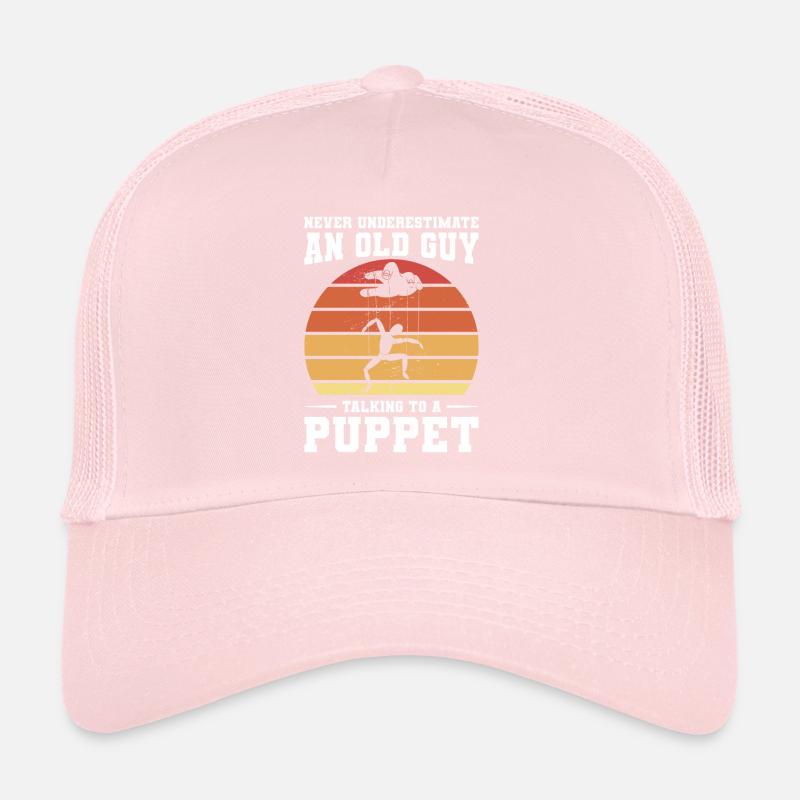 Unterschätzen Sie niemals einen alten Mann, der mit einem Trucker Cap