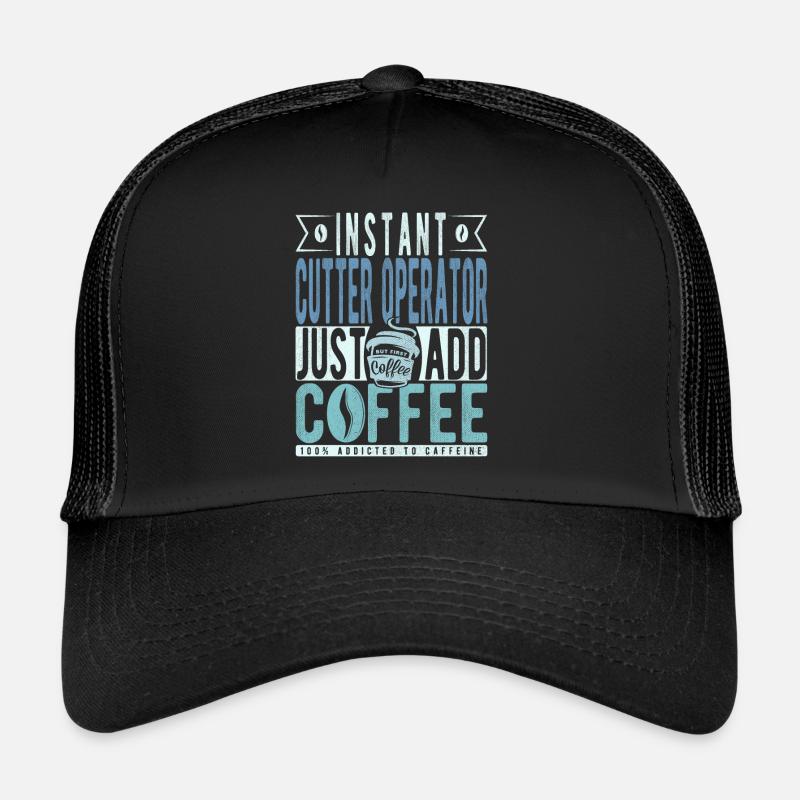 L’opérateur de coupeur instantané ajoute simplement du café Casquette trucker 