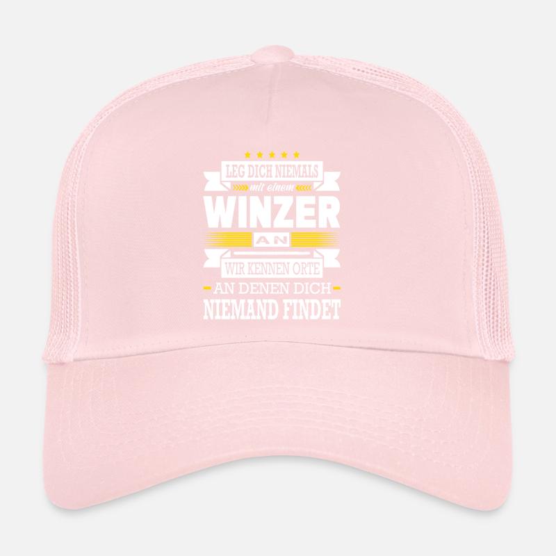 Leg Dich Niemals Mit Einem Winzer An Weinbauer Trucker Cap