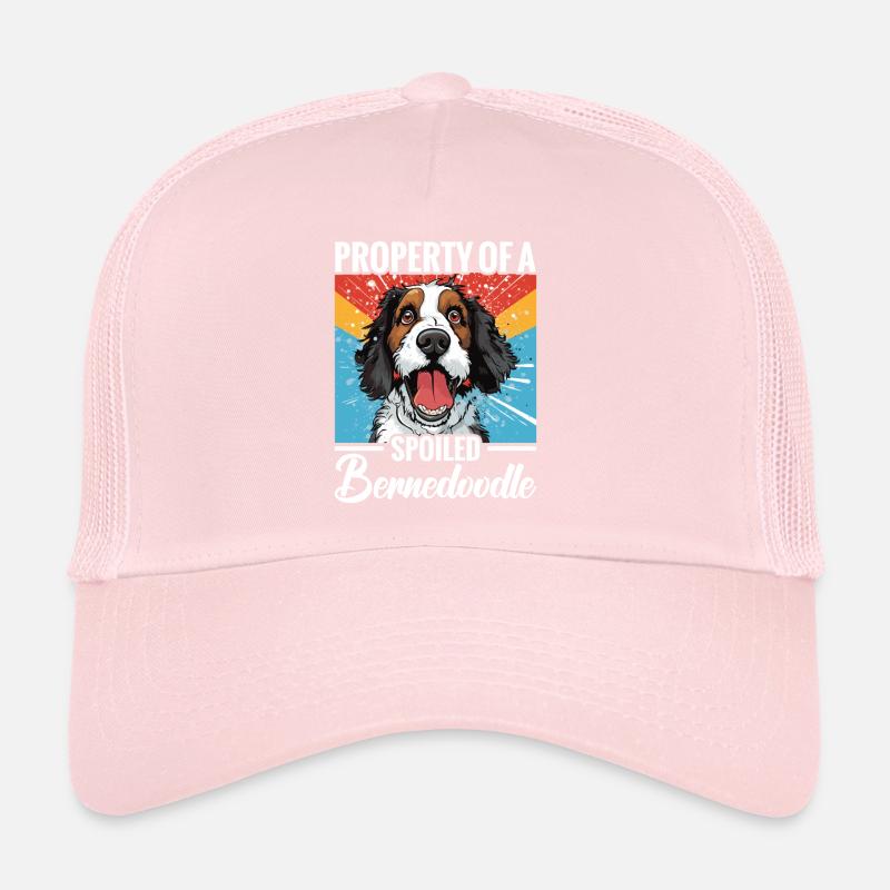 Propriété d’un Bernedoodle gâté Casquette trucker 