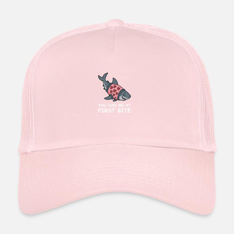 Hai mit Herzpullover – You had me at first bite Trucker Cap