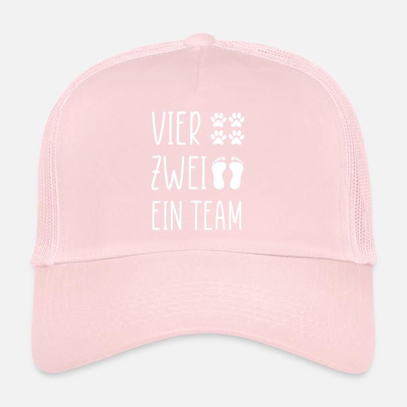 Vier Pfoten Zwei Füße ein Team Trucker Cap