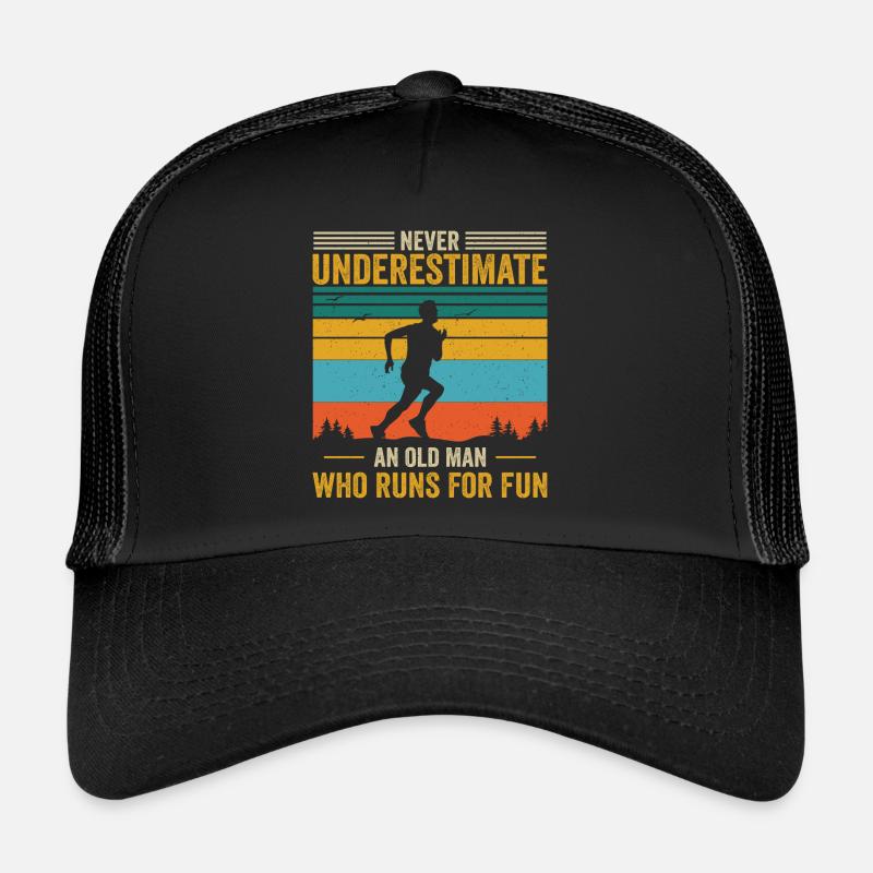 Never underestimate an old man who runs for fun Casquette trucker 