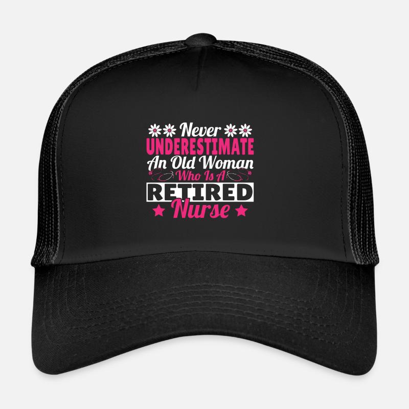 Unterschätze niemals eine alte Frau, die eine - Trucker Cap - Schwarz/Schwarz
