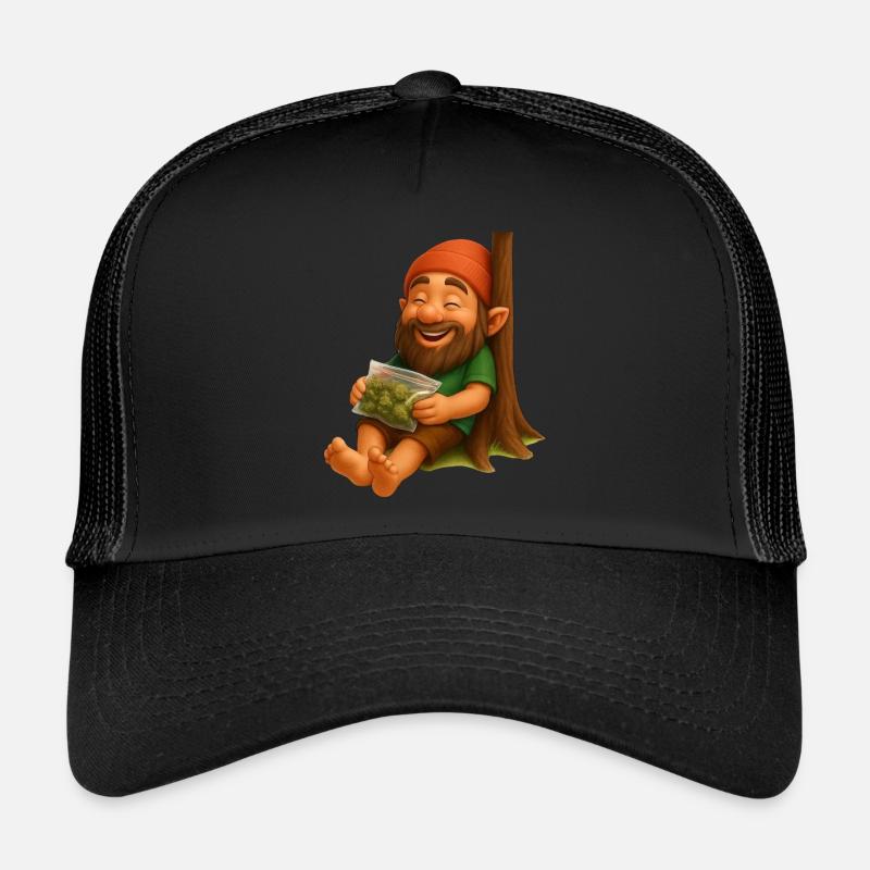 Zwerg an Baumstamm lehnend mit Weedbeutel Trucker Cap