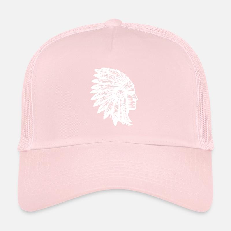 Grimmiger Krieger mit prächtigem Kopfschmuck Trucker Cap