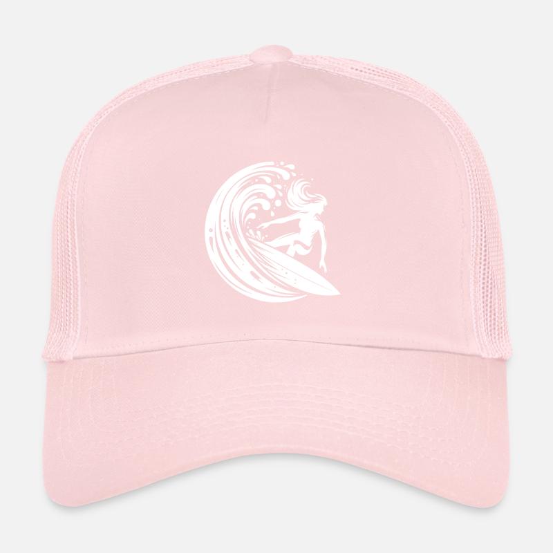 Surfeuse sportive surfant dans une grosse vague Casquette trucker 