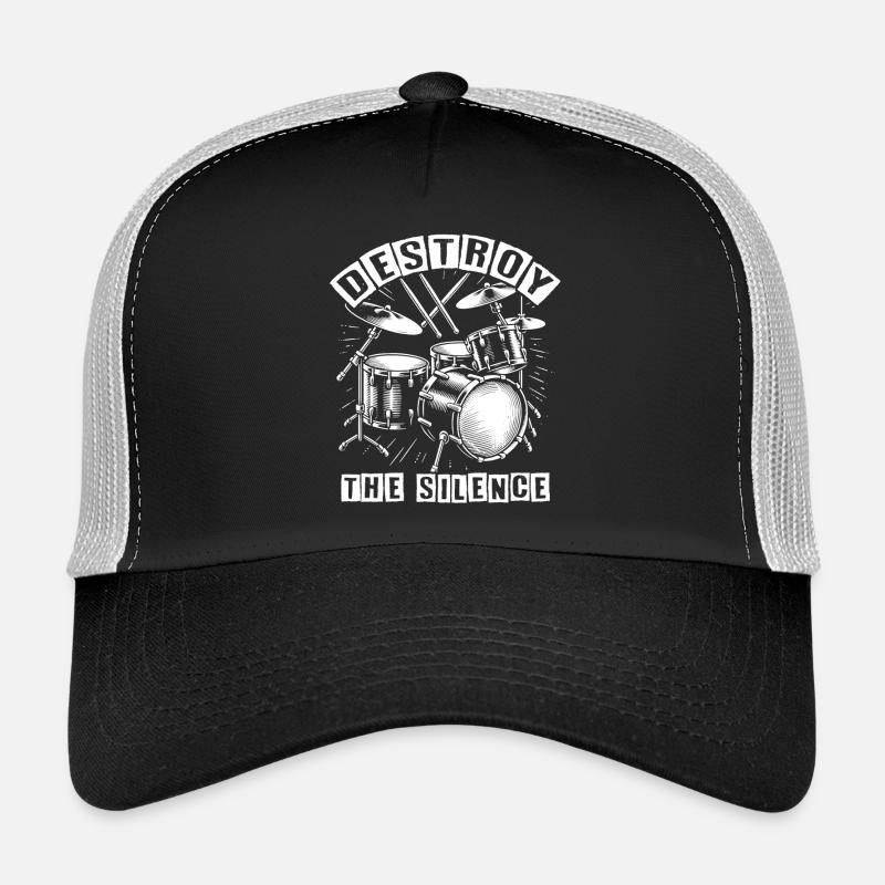 Le batteur de batterie du groupe de rock Destroy Silence. Casquette trucker 