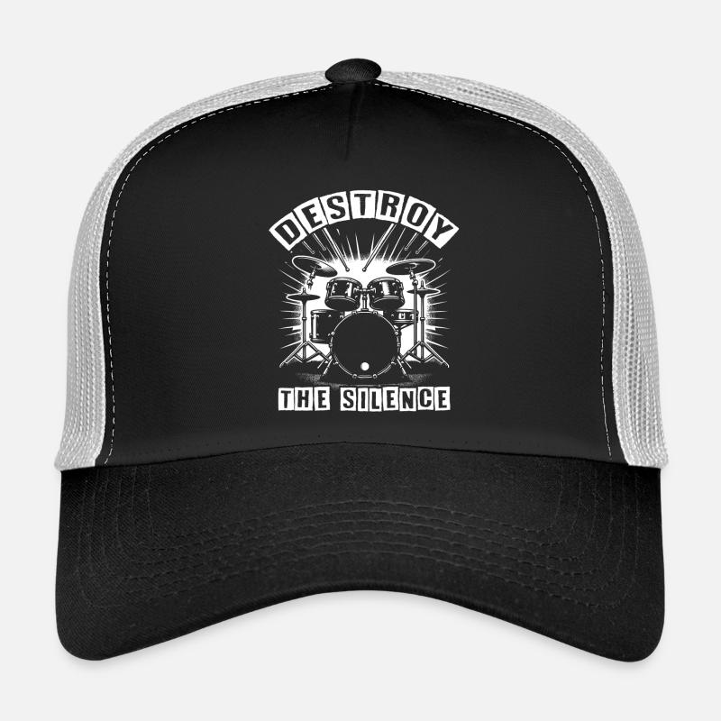 Le batteur de batterie du groupe de rock Destroy Silence. Casquette trucker 