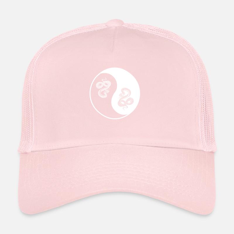 Yin- und Yang-Schlangen auf schwarzem Hintergrund Trucker Cap