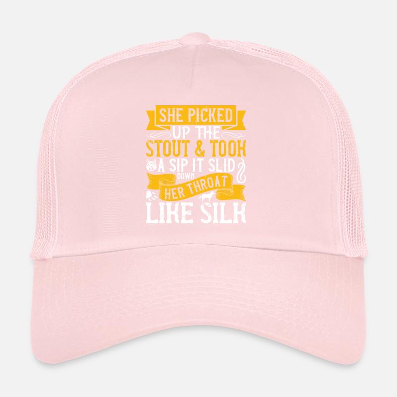 Elle a ramassé le stout et a pris une gorgée. Il a glissé Casquette trucker 