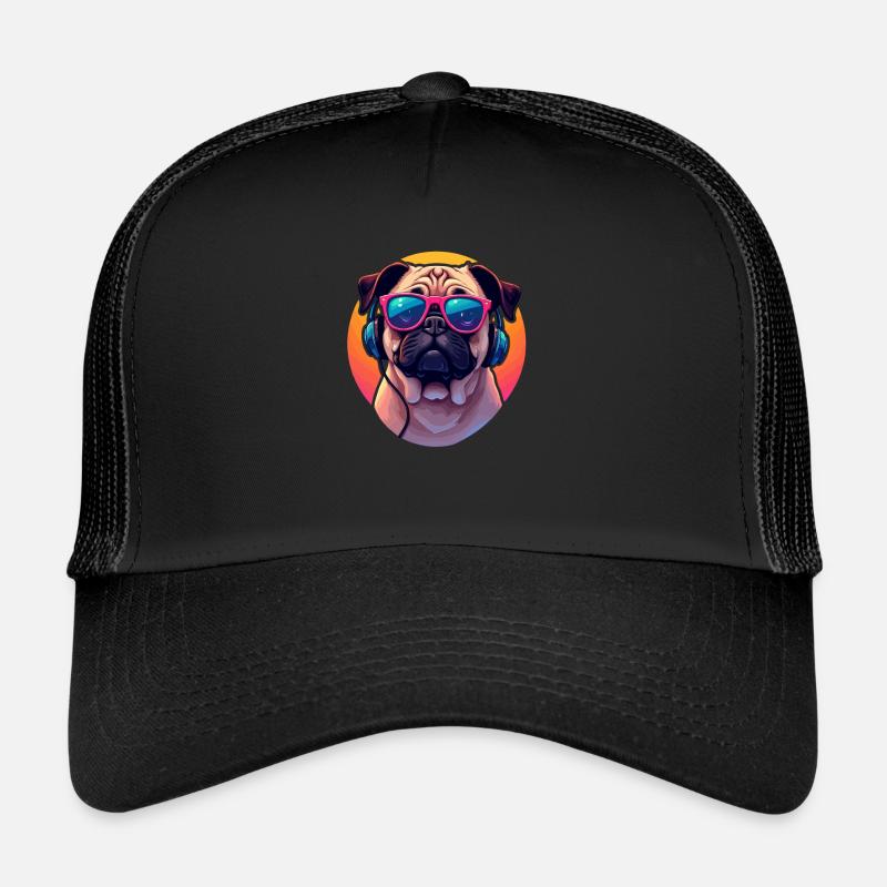 Mops mit Sonnenbrille und Kopfhörer im Pop Art Trucker Cap
