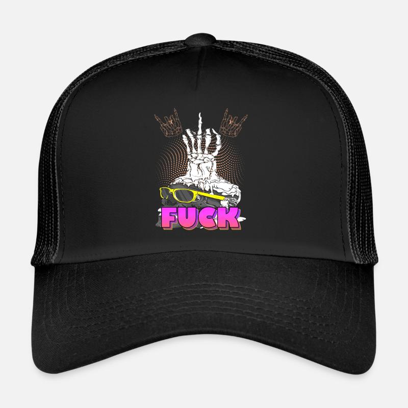 Totenschädel mit Mittelfiner und Fuck Trucker Cap