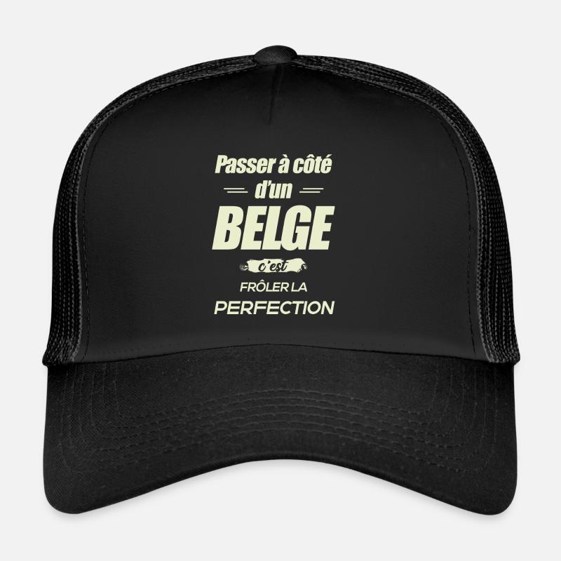 PERFECTION À CÔTÉ D'UN BELGE Casquette trucker 