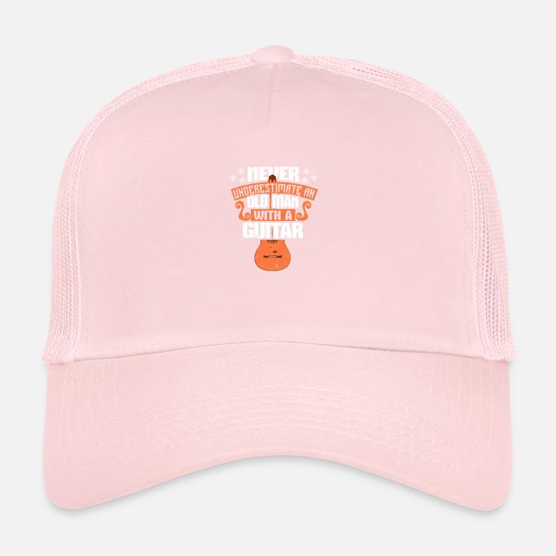 Never underestimate an old man with a guitar Musik Trucker Cap
