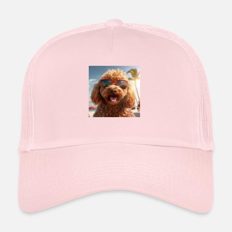 Caniche avec des lunettes de soleil en vacances sur la plage Casquette trucker 