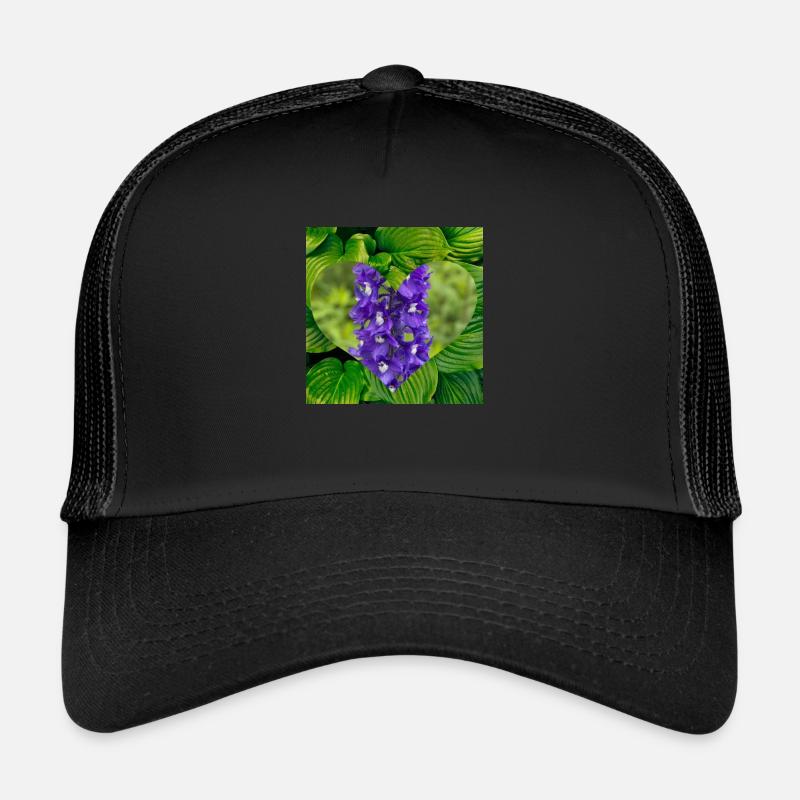 Cœur d’orchidée violette sur feuilles vertes Casquette trucker 