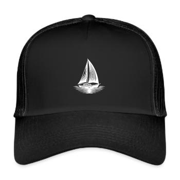 Schneidiges Segelboot auf Kurs in ruhigen Wellen - Trucker Cap - Schwarz/Schwarz - Vorne