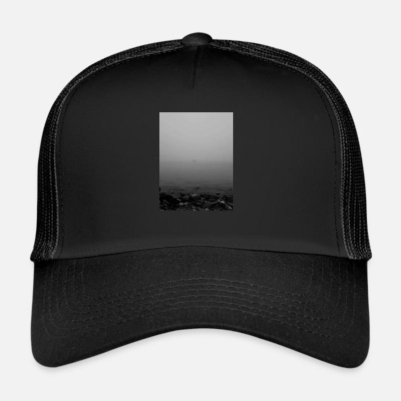 Segelboot im dichten Nebel mit Grauton Trucker Cap