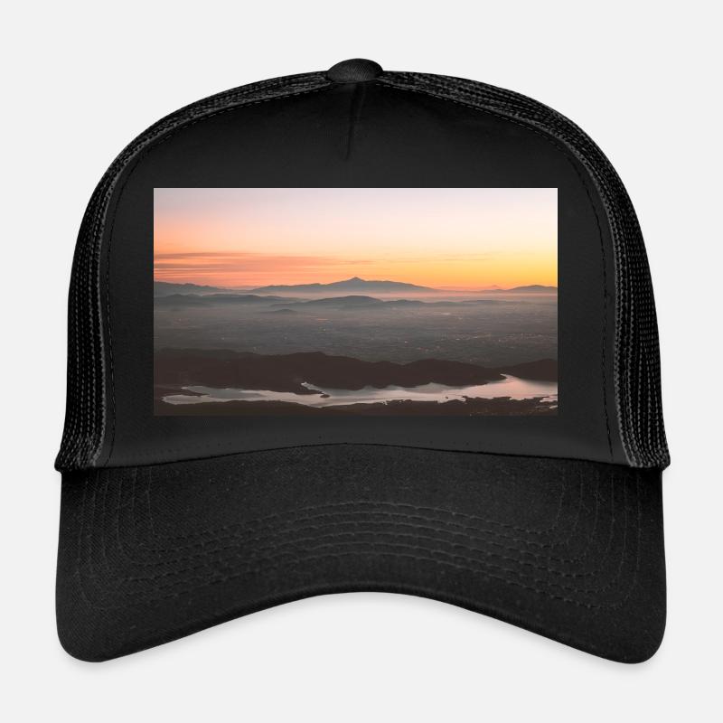 Morgenleuchtendes Licht auf den Gipfeln des Kisavos Trucker Cap