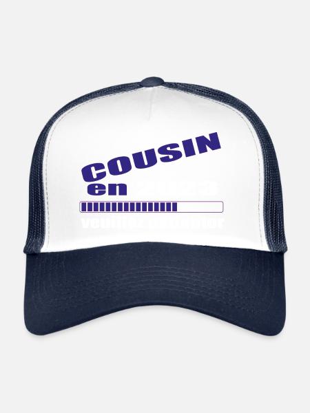 Cousin En 2023 Veuillez Patienter Futur Cousin - Casquette trucker  - blanc/marine - Devant
