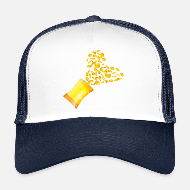 Offene Chips-Tüte mit Kartoffelchips in Herzform Trucker Cap
