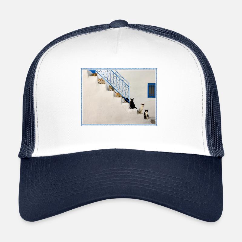 Beaucoup de chats sur des escaliers blancs en Grèce Casquette trucker 