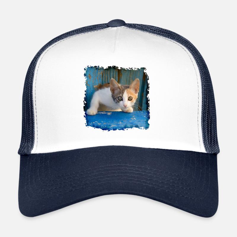 Süßes junges Kätzchen schaut aus alter blauer Tür - Trucker Cap - Weiß/Navy