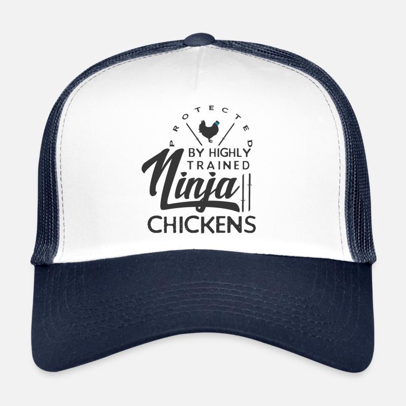 Geschützt durch gut ausgebildete Ninja-Hühner - Trucker Cap - Weiß/Navy