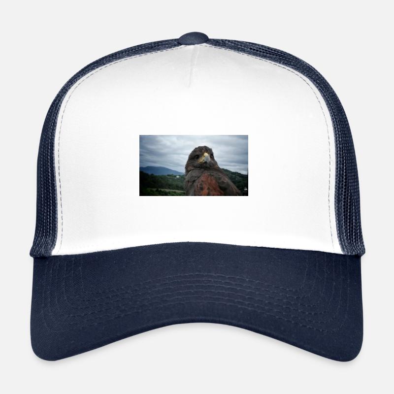 Steinadler auf bergiger Landschaft Trucker Cap
