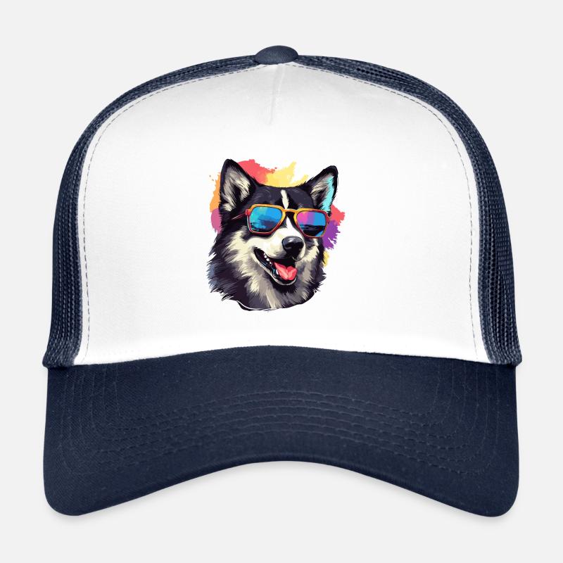 Bunte Alaskan Husky-Hunderasse mit Sonnenbrille Trucker Cap