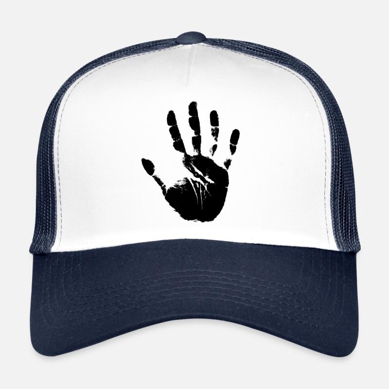 Main Casquette trucker 