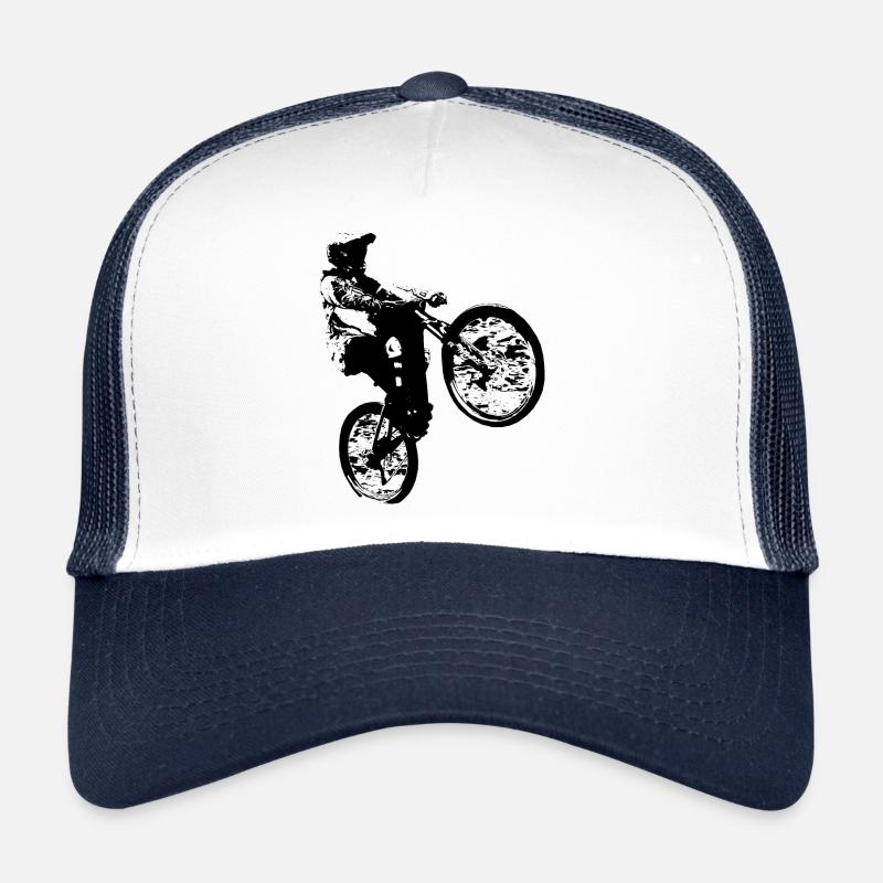 Vélo de montagne faisant un wheelie. Casquette trucker 