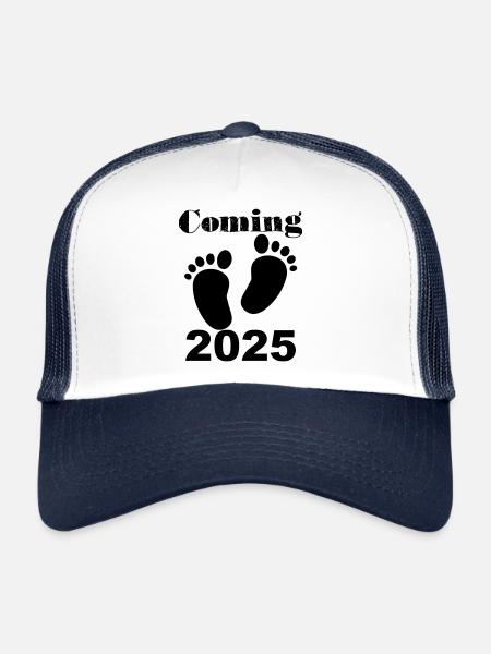 Bébé arrive en 2025, future maman en 2025, pieds de bébé - Casquette trucker  - blanc/marine - Devant
