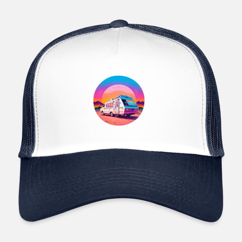 Wohnwagen am Strand im Sonnenuntergang Trucker Cap