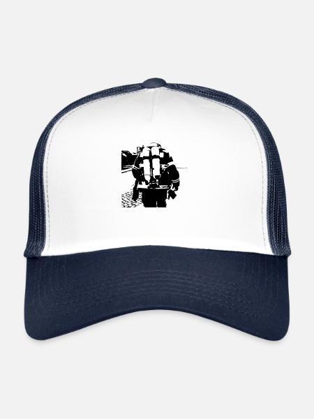 Firefighter with fire helmet extinguishes fire helm - Trucker Cap - white/navy - Front