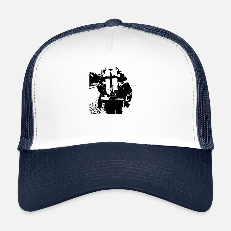 Pompier avec casque de pompier éteint son casque Casquette trucker 