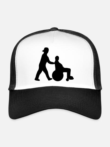 Altenpfleger schiebt Senior im Rollstuhl - Trucker Cap - Weiß/Schwarz - Vorne