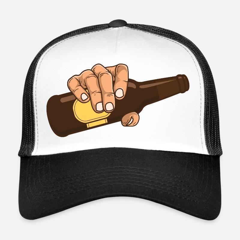 Hand mit brauner Flasche Bier Trucker Cap