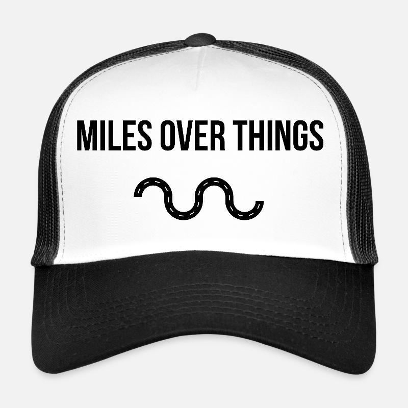 Miles Over Things – Abenteuer Shirt - Trucker Cap - Weiß/Schwarz