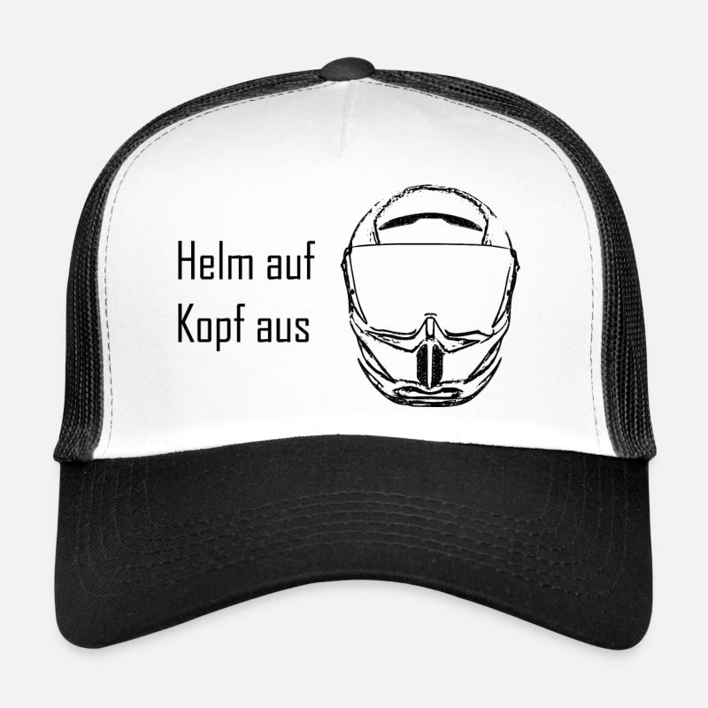 Helm auf Kopf aus Black Trucker Cap