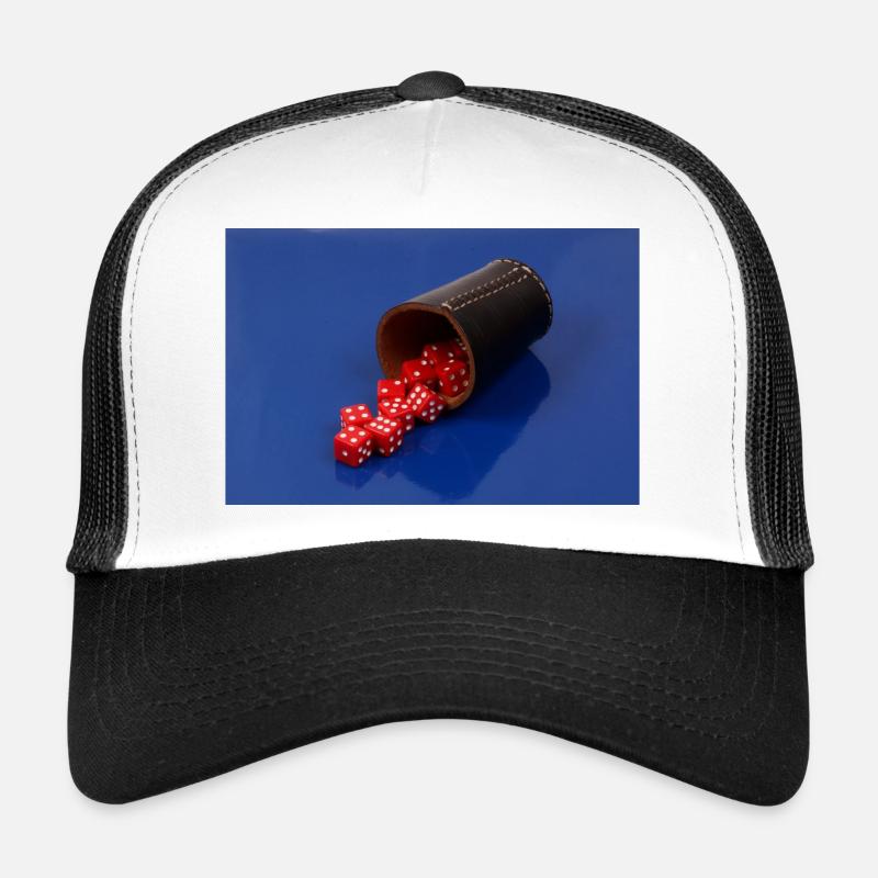 Rote Würfel mit Würfelbecher Trucker Cap