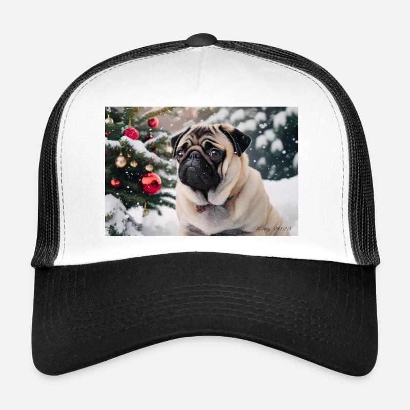 Mignon carlin devant un sapin de Noël enneigé Casquette trucker 