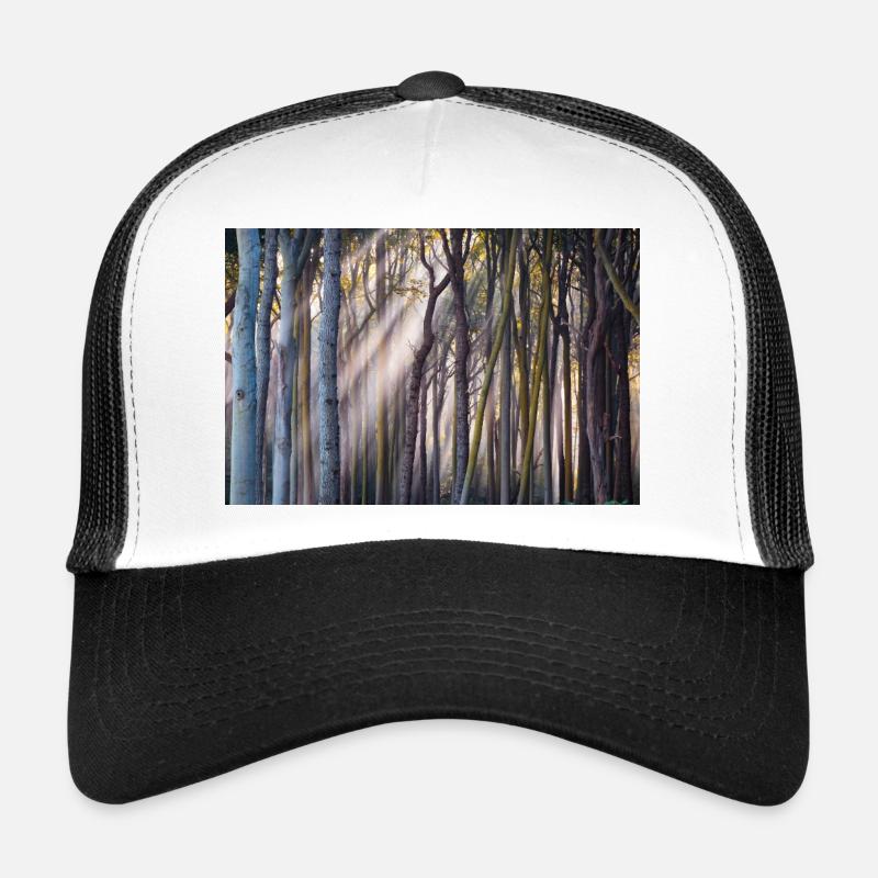 Rayons de lumière dans la forêt - Casquette trucker  - blanc/noir